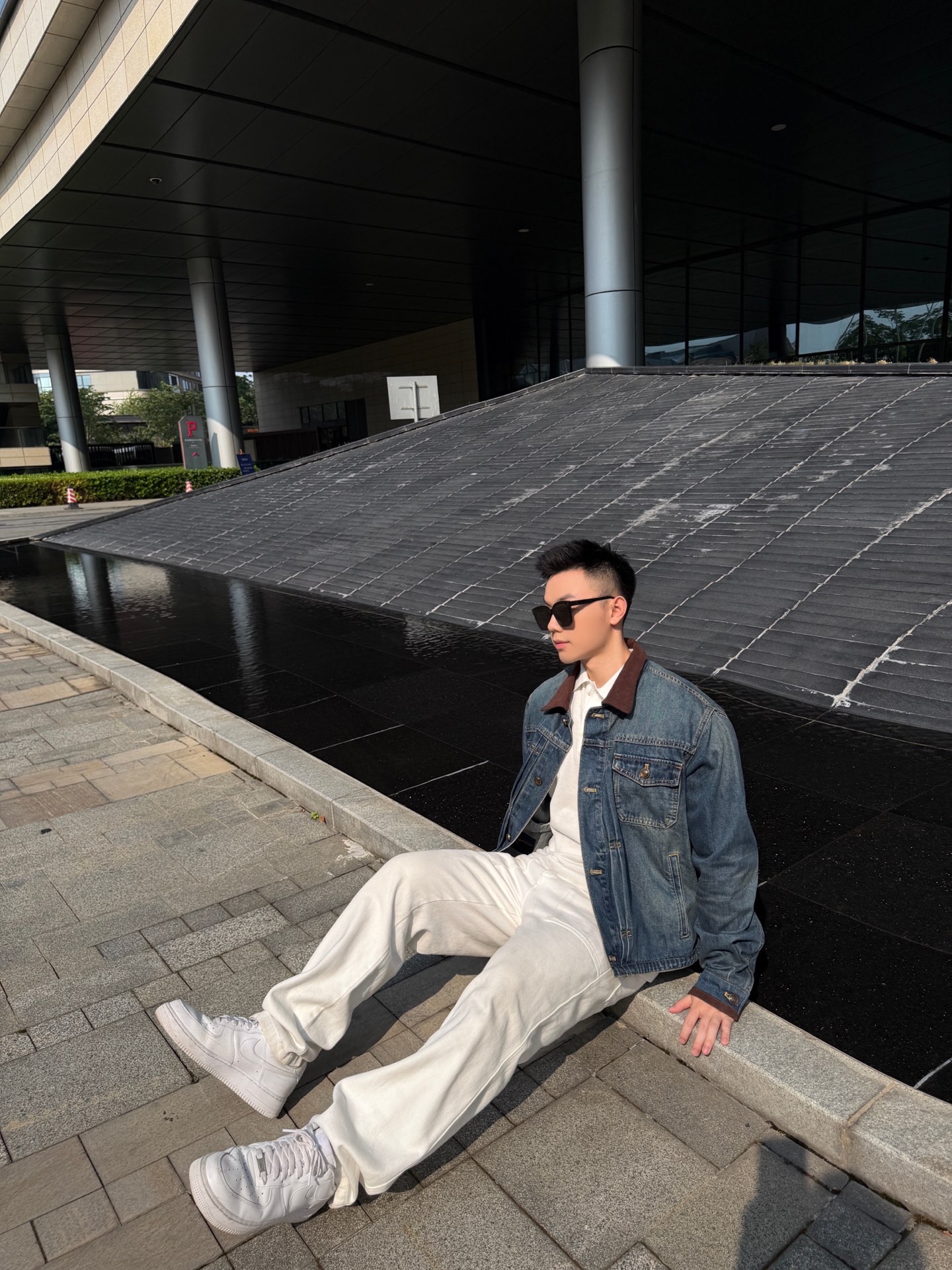 LOUIS VUITTON 皮革细节牛仔夹克 定制典藏酵染靛岚丹宁 挺括有型 舒适贴肤 天然靛蓝层层晕染 雾感哑光蓝调藏