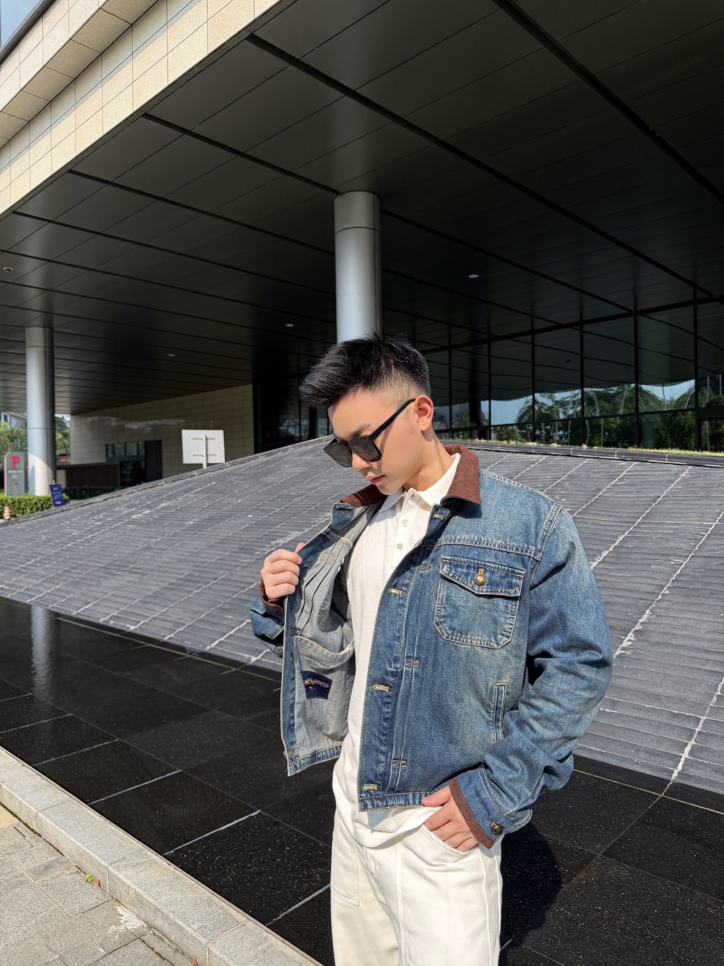 LOUIS VUITTON 皮革细节牛仔夹克 定制典藏酵染靛岚丹宁 挺括有型 舒适贴肤 天然靛蓝层层晕染 雾感哑光蓝调藏