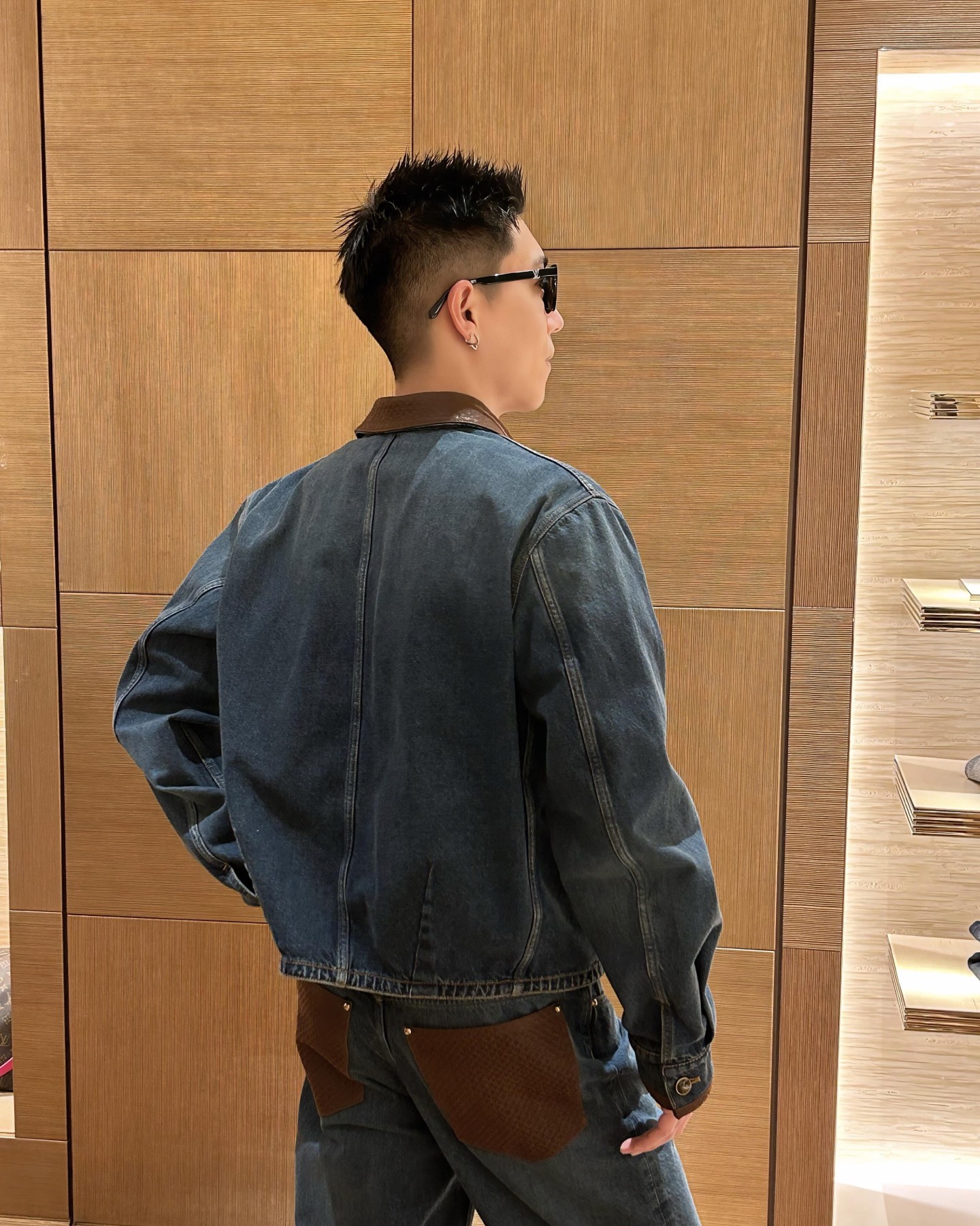 LOUIS VUITTON 皮革细节牛仔夹克 定制典藏酵染靛岚丹宁 挺括有型 舒适贴肤 天然靛蓝层层晕染 雾感哑光蓝调藏