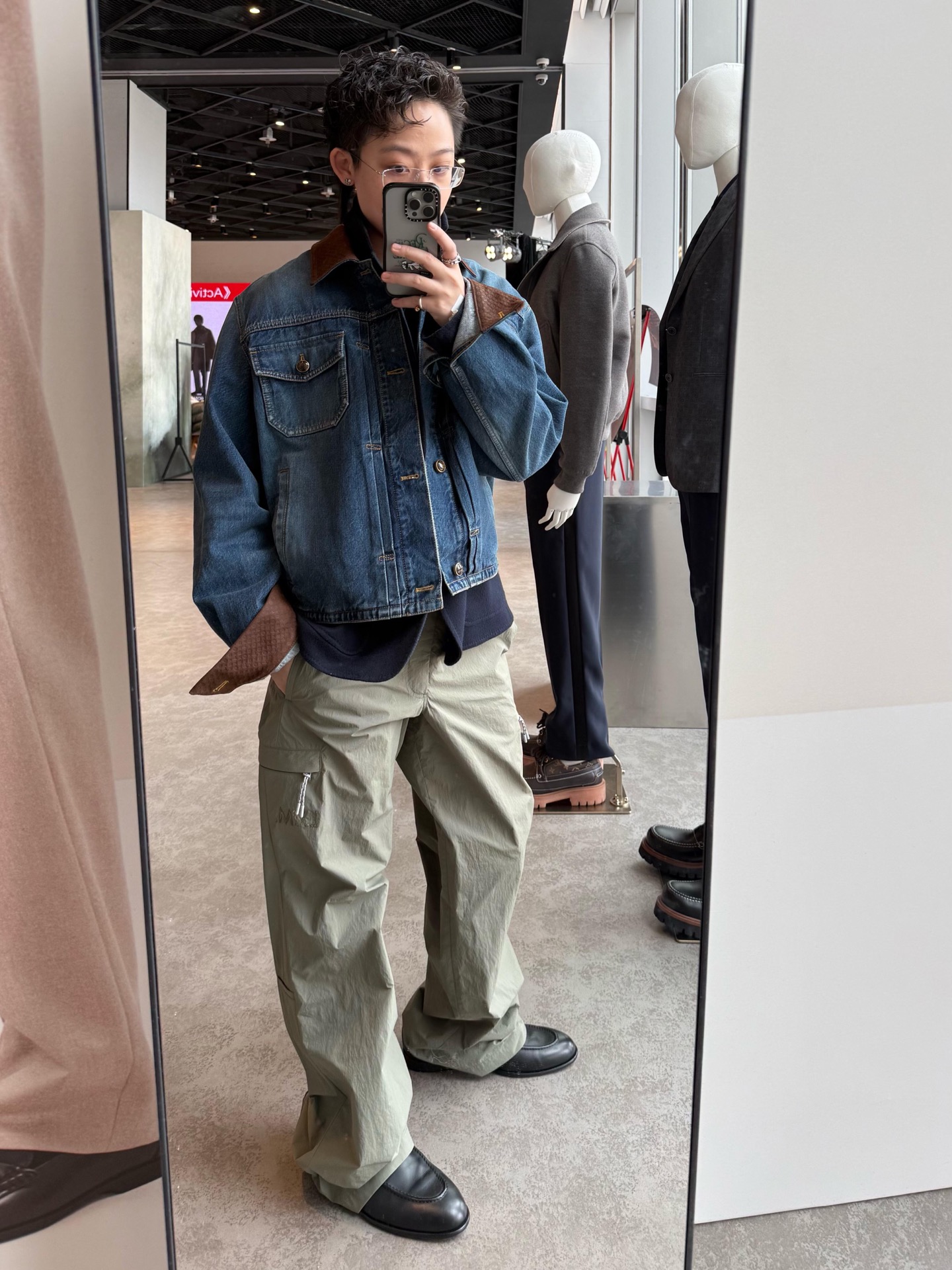 LOUIS VUITTON 皮革细节牛仔夹克 定制典藏酵染靛岚丹宁 挺括有型 舒适贴肤 天然靛蓝层层晕染 雾感哑光蓝调藏