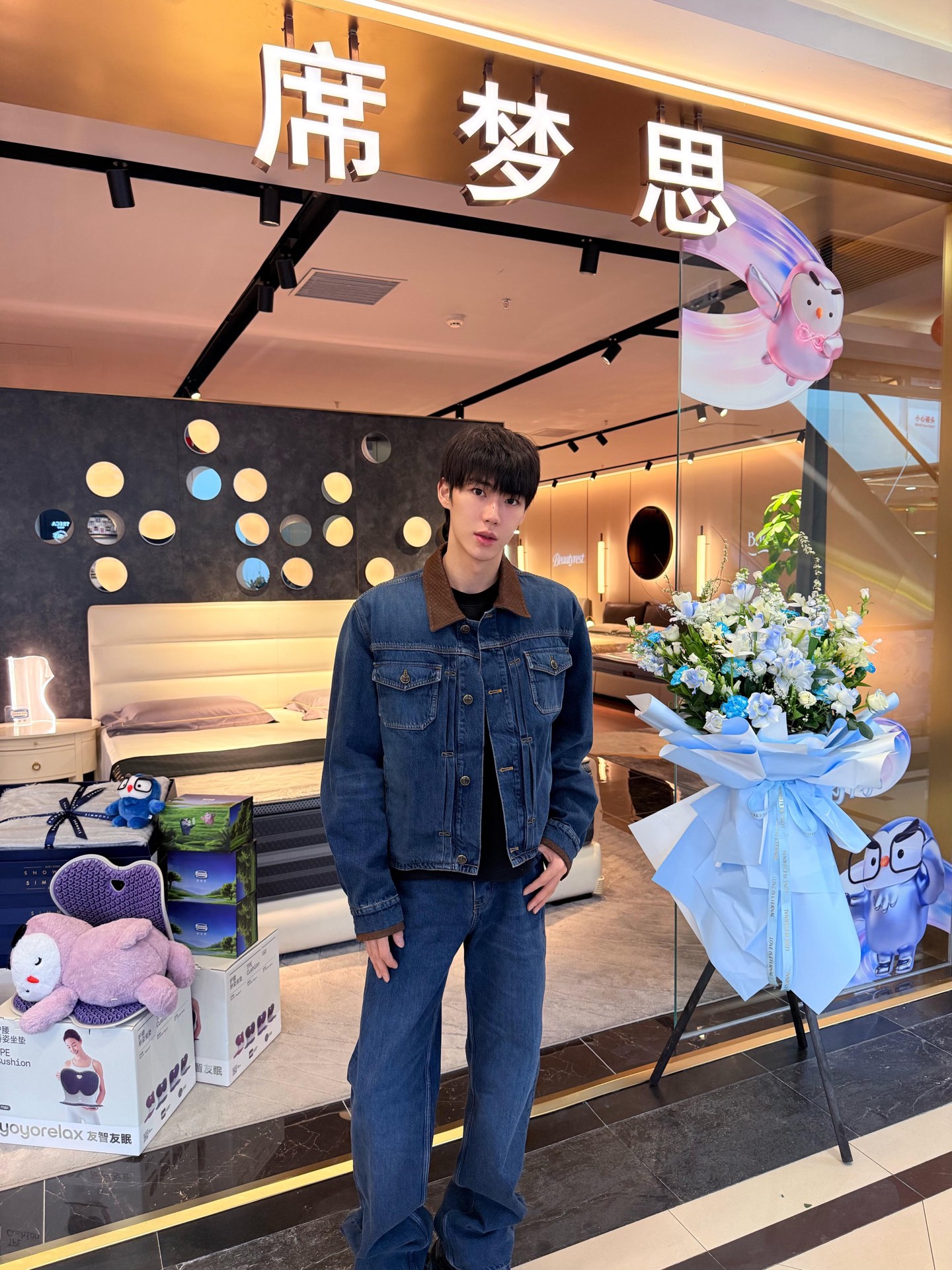 LOUIS VUITTON 皮革细节牛仔夹克 定制典藏酵染靛岚丹宁 挺括有型 舒适贴肤 天然靛蓝层层晕染 雾感哑光蓝调藏