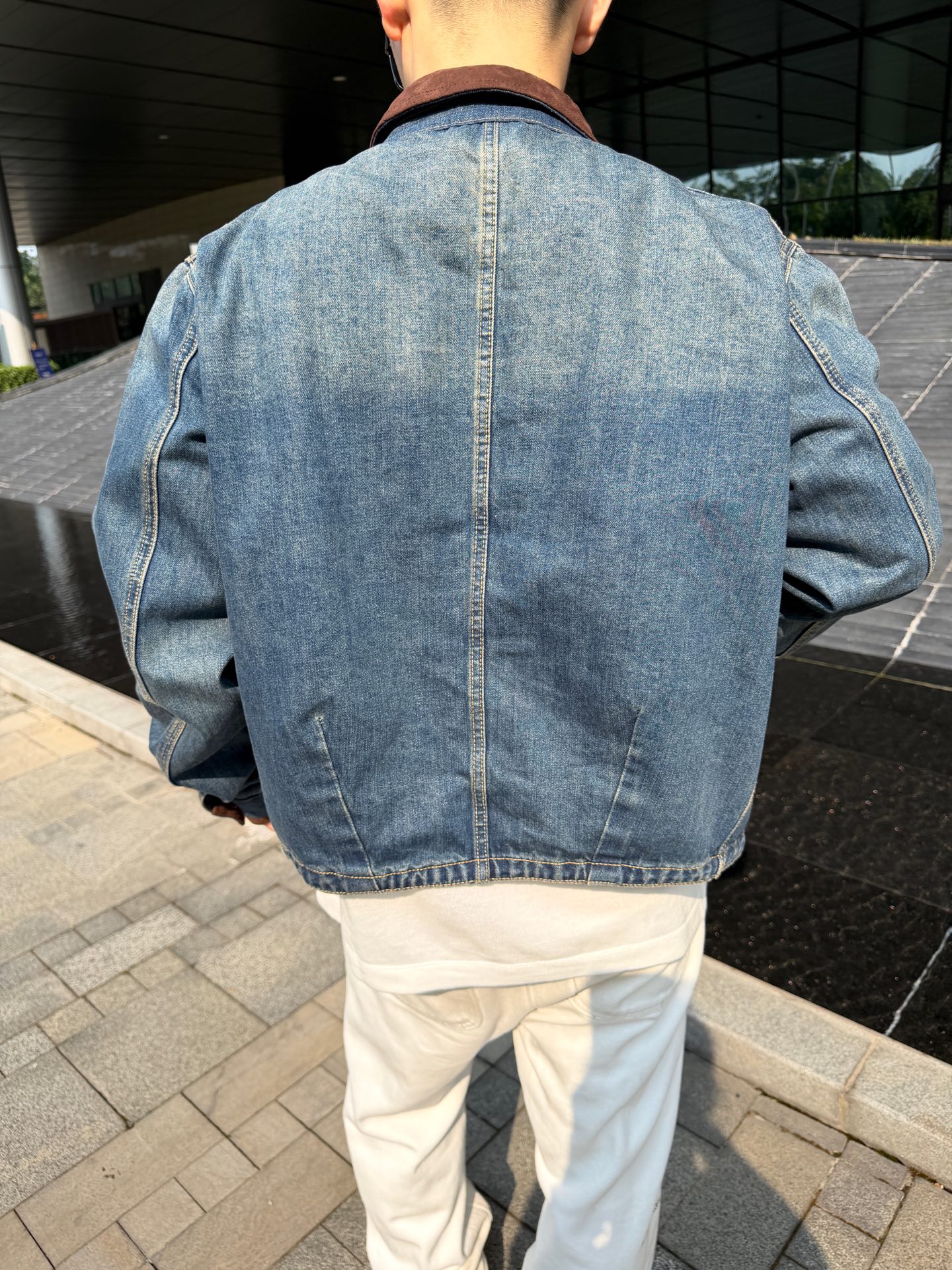LOUIS VUITTON 皮革细节牛仔夹克 定制典藏酵染靛岚丹宁 挺括有型 舒适贴肤 天然靛蓝层层晕染 雾感哑光蓝调藏