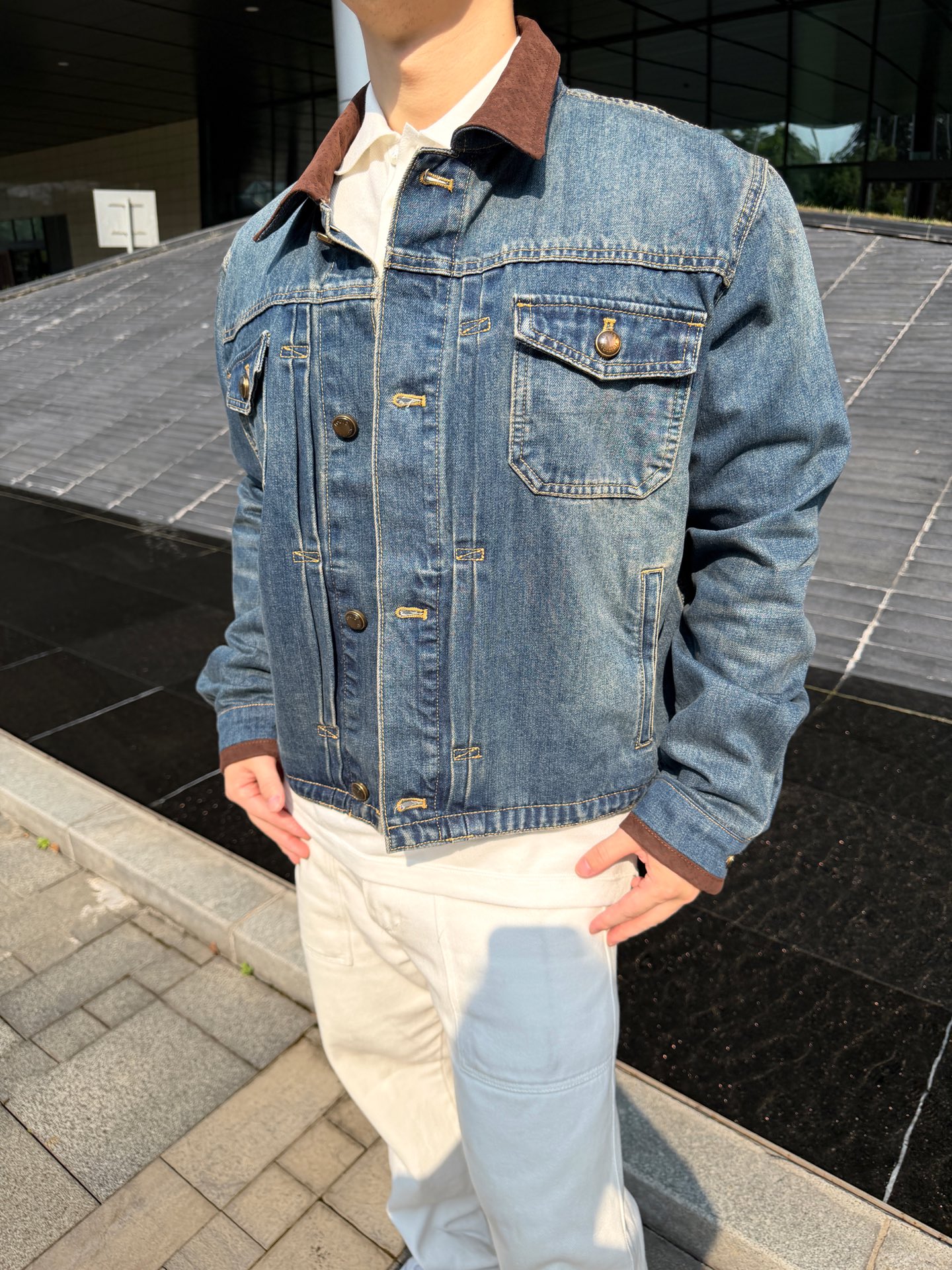 LOUIS VUITTON 皮革细节牛仔夹克 定制典藏酵染靛岚丹宁 挺括有型 舒适贴肤 天然靛蓝层层晕染 雾感哑光蓝调藏