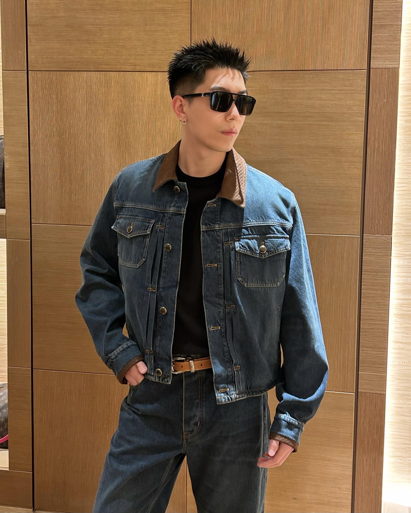 LOUIS VUITTON 皮革细节牛仔夹克 定制典藏酵染靛岚丹宁 挺括有型 舒适贴肤 天然靛蓝层层晕染 雾感哑光蓝调藏