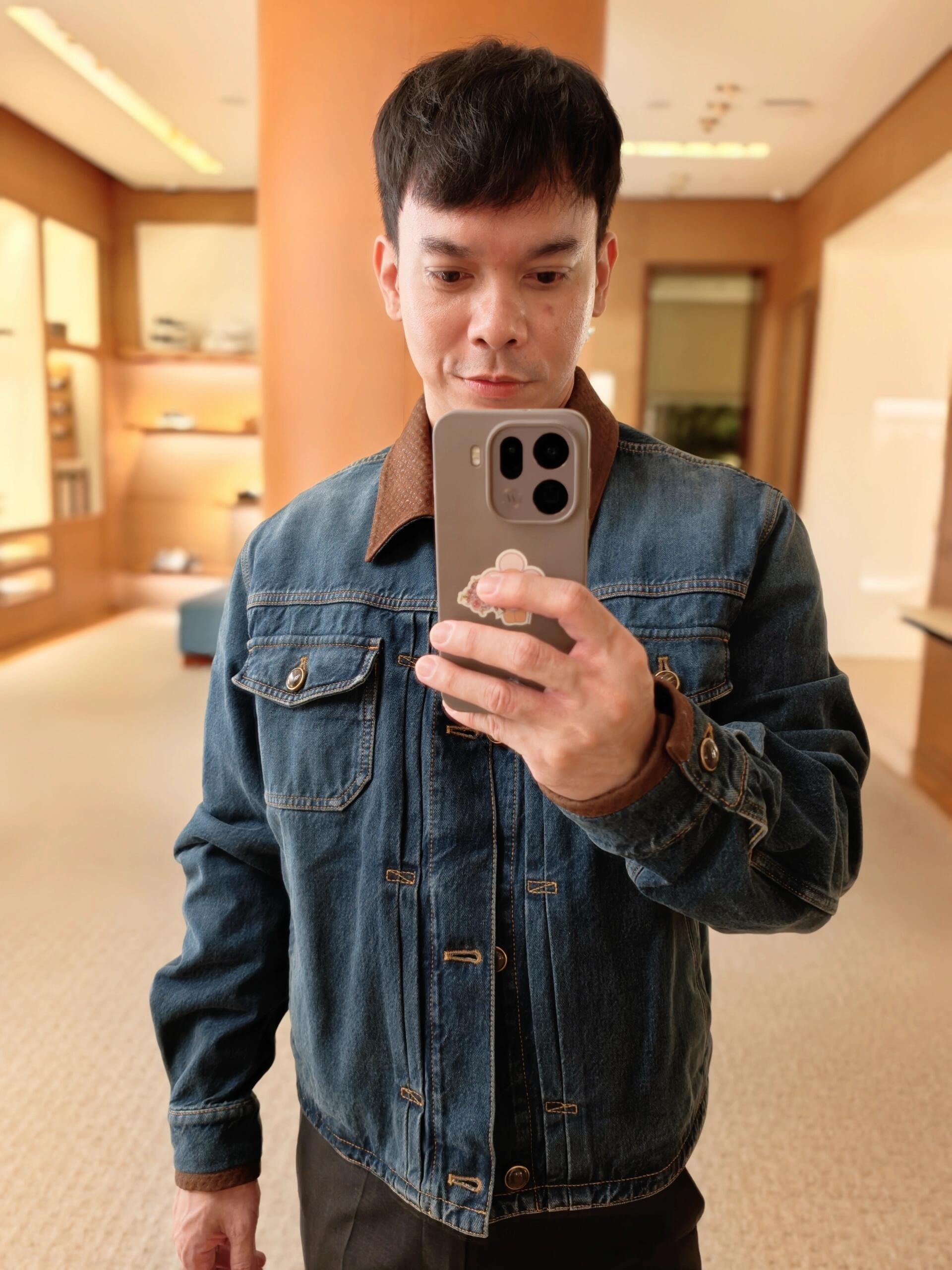 LOUIS VUITTON 皮革细节牛仔夹克 定制典藏酵染靛岚丹宁 挺括有型 舒适贴肤 天然靛蓝层层晕染 雾感哑光蓝调藏