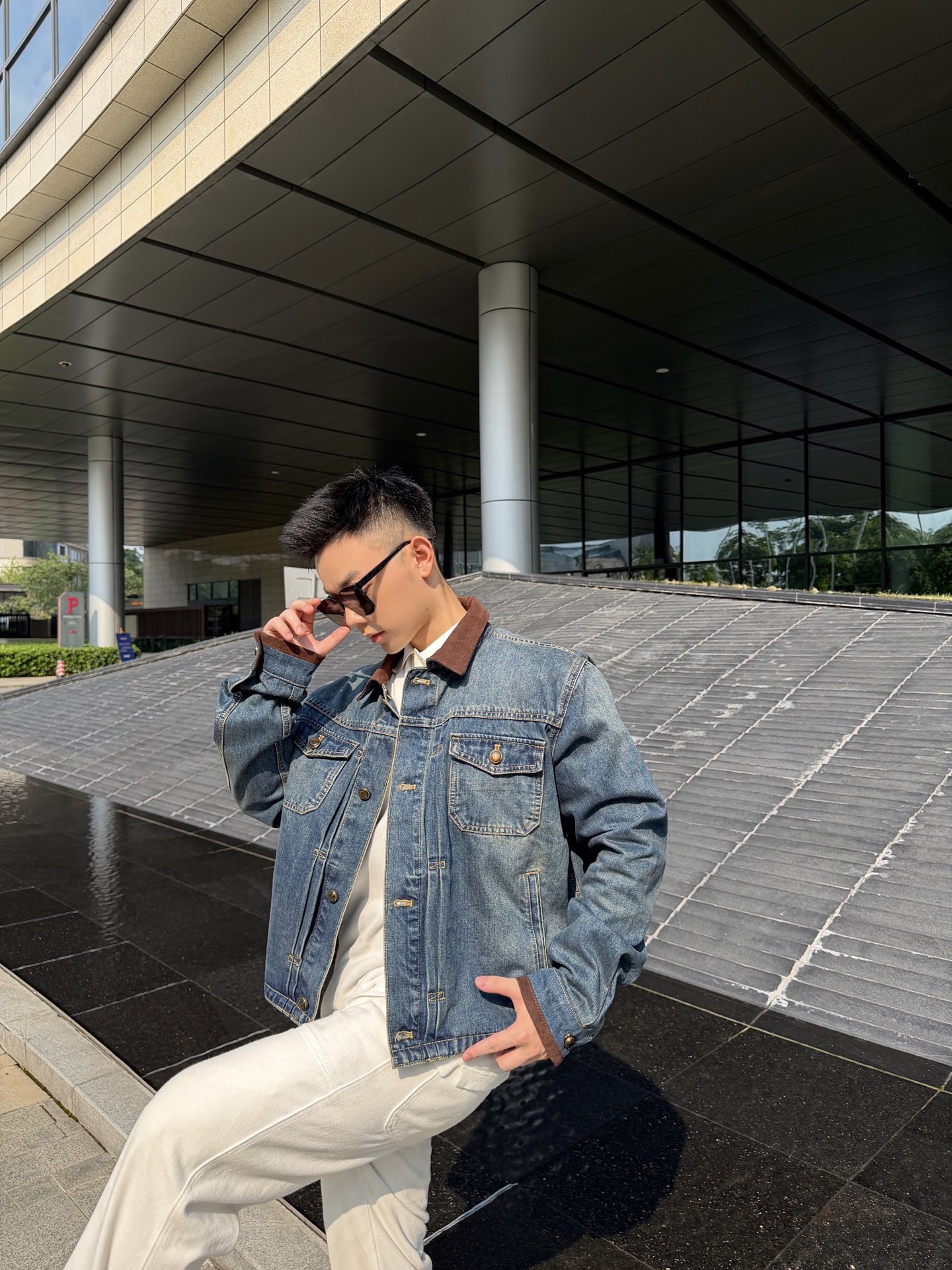 LOUIS VUITTON 皮革细节牛仔夹克 定制典藏酵染靛岚丹宁 挺括有型 舒适贴肤 天然靛蓝层层晕染 雾感哑光蓝调藏