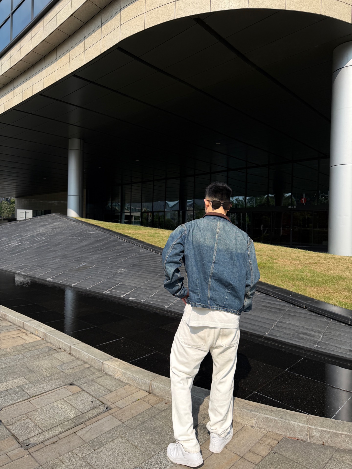 LOUIS VUITTON 皮革细节牛仔夹克 定制典藏酵染靛岚丹宁 挺括有型 舒适贴肤 天然靛蓝层层晕染 雾感哑光蓝调藏
