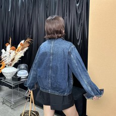 LOUIS VUITTON 皮革细节牛仔夹克 定制典藏酵染靛岚丹宁 挺括有型 舒适贴肤 天然靛蓝层层晕染 雾感哑光蓝调藏 LOUIS VUITTON 皮革细节牛仔夹克 定制典藏酵染靛岚丹宁 挺括有型 舒适贴肤 天然靛蓝层层晕染 雾感哑光蓝调藏