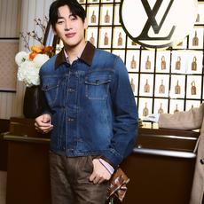 LOUIS VUITTON 皮革细节牛仔夹克 定制典藏酵染靛岚丹宁 挺括有型 舒适贴肤 天然靛蓝层层晕染 雾感哑光蓝调藏 LOUIS VUITTON 皮革细节牛仔夹克 定制典藏酵染靛岚丹宁 挺括有型 舒适贴肤 天然靛蓝层层晕染 雾感哑光蓝调藏