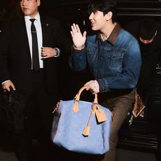 LOUIS VUITTON 皮革细节牛仔夹克 定制典藏酵染靛岚丹宁 挺括有型 舒适贴肤 天然靛蓝层层晕染 雾感哑光蓝调藏 LOUIS VUITTON 皮革细节牛仔夹克 定制典藏酵染靛岚丹宁 挺括有型 舒适贴肤 天然靛蓝层层晕染 雾感哑光蓝调藏