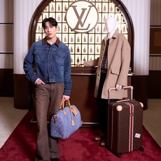LOUIS VUITTON 皮革细节牛仔夹克 定制典藏酵染靛岚丹宁 挺括有型 舒适贴肤 天然靛蓝层层晕染 雾感哑光蓝调藏 LOUIS VUITTON 皮革细节牛仔夹克 定制典藏酵染靛岚丹宁 挺括有型 舒适贴肤 天然靛蓝层层晕染 雾感哑光蓝调藏