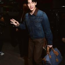 LOUIS VUITTON 皮革细节牛仔夹克 定制典藏酵染靛岚丹宁 挺括有型 舒适贴肤 天然靛蓝层层晕染 雾感哑光蓝调藏 LOUIS VUITTON 皮革细节牛仔夹克 定制典藏酵染靛岚丹宁 挺括有型 舒适贴肤 天然靛蓝层层晕染 雾感哑光蓝调藏