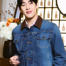 LOUIS VUITTON 皮革细节牛仔夹克 定制典藏酵染靛岚丹宁 挺括有型 舒适贴肤 天然靛蓝层层晕染 雾感哑光蓝调藏 LOUIS VUITTON 皮革细节牛仔夹克 定制典藏酵染靛岚丹宁 挺括有型 舒适贴肤 天然靛蓝层层晕染 雾感哑光蓝调藏