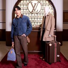 LOUIS VUITTON 皮革细节牛仔夹克 定制典藏酵染靛岚丹宁 挺括有型 舒适贴肤 天然靛蓝层层晕染 雾感哑光蓝调藏 LOUIS VUITTON 皮革细节牛仔夹克 定制典藏酵染靛岚丹宁 挺括有型 舒适贴肤 天然靛蓝层层晕染 雾感哑光蓝调藏