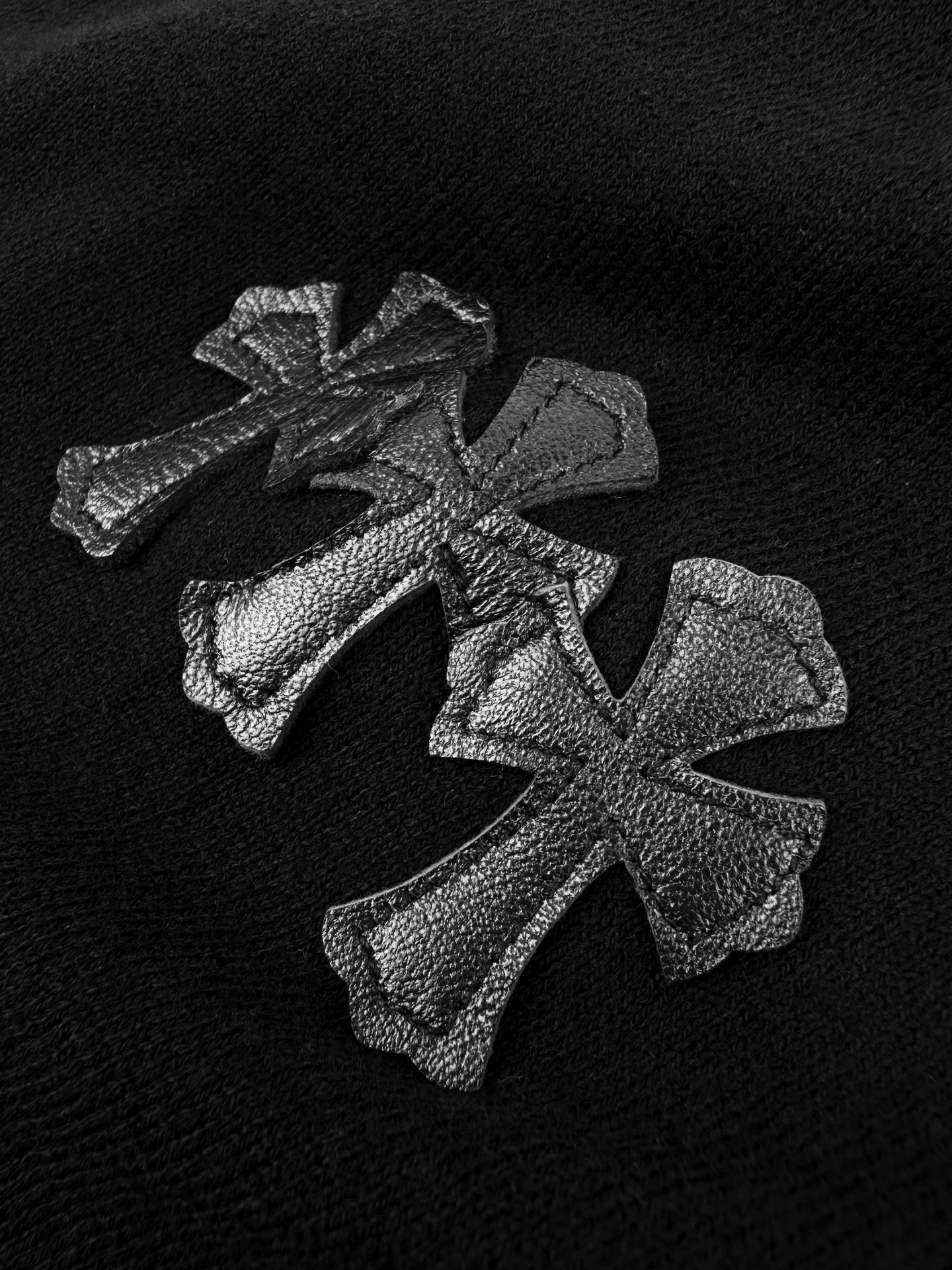 Chrome Hearts 徽标刺绣长袖 定制云柔桑丝棉混纺针织 软糯顺滑 舒适亲肤 柔润净白基底糅合曜黑插肩袖 明暗撞