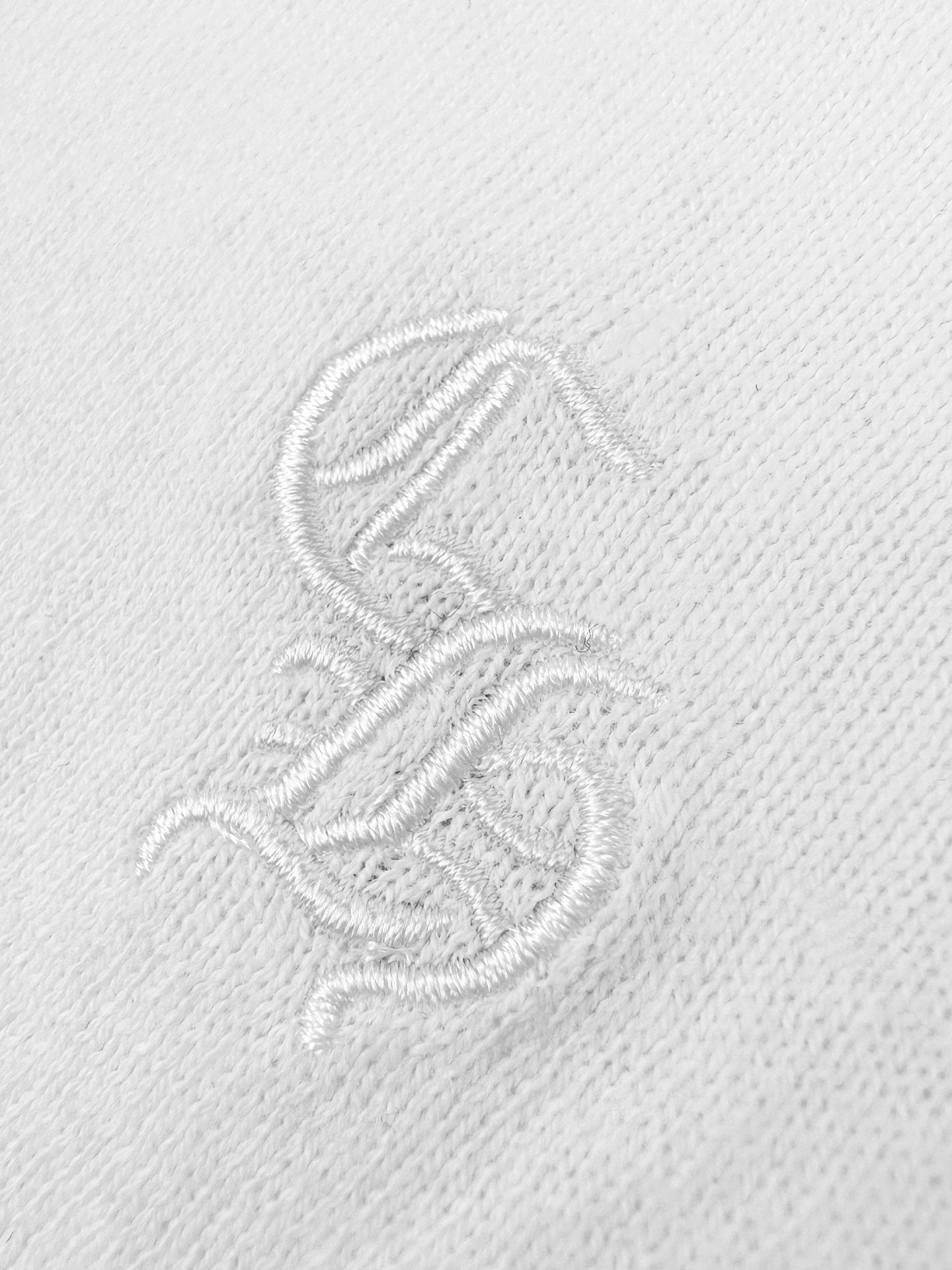 Chrome Hearts 徽标刺绣长袖 定制云柔桑丝棉混纺针织 软糯顺滑 舒适亲肤 柔润净白基底糅合曜黑插肩袖 明暗撞