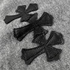 Chrome Hearts 徽标刺绣长袖 定制云柔桑丝棉混纺针织 软糯顺滑 舒适亲肤 浅麻灰衣身糅合炭灰插肩袖 明暗撞色 Chrome Hearts 徽标刺绣长袖 定制云柔桑丝棉混纺针织 软糯顺滑 舒适亲肤 浅麻灰衣身糅合炭灰插肩袖 明暗撞色
