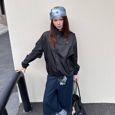 Prada 三角标连帽外套 定制御朔重织再生锦纶 轻量强韧 御风爽滑 曜夜墨黑晕染哑光绢感肌理 流淌意式世家机能的内敛矜 Prada 三角标连帽外套 定制御朔重织再生锦纶 轻量强韧 御风爽滑 曜夜墨黑晕染哑光绢感肌理 流淌意式世家机能的内敛矜