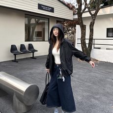 Prada 三角标连帽外套 定制御朔重织再生锦纶 轻量强韧 御风爽滑 曜夜墨黑晕染哑光绢感肌理 流淌意式世家机能的内敛矜 Prada 三角标连帽外套 定制御朔重织再生锦纶 轻量强韧 御风爽滑 曜夜墨黑晕染哑光绢感肌理 流淌意式世家机能的内敛矜