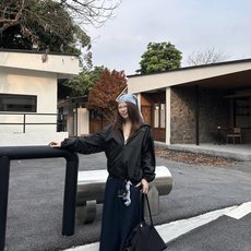 Prada 三角标连帽外套 定制御朔重织再生锦纶 轻量强韧 御风爽滑 曜夜墨黑晕染哑光绢感肌理 流淌意式世家机能的内敛矜 Prada 三角标连帽外套 定制御朔重织再生锦纶 轻量强韧 御风爽滑 曜夜墨黑晕染哑光绢感肌理 流淌意式世家机能的内敛矜