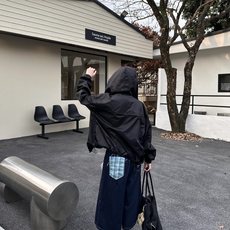Prada 三角标连帽外套 定制御朔重织再生锦纶 轻量强韧 御风爽滑 曜夜墨黑晕染哑光绢感肌理 流淌意式世家机能的内敛矜 Prada 三角标连帽外套 定制御朔重织再生锦纶 轻量强韧 御风爽滑 曜夜墨黑晕染哑光绢感肌理 流淌意式世家机能的内敛矜