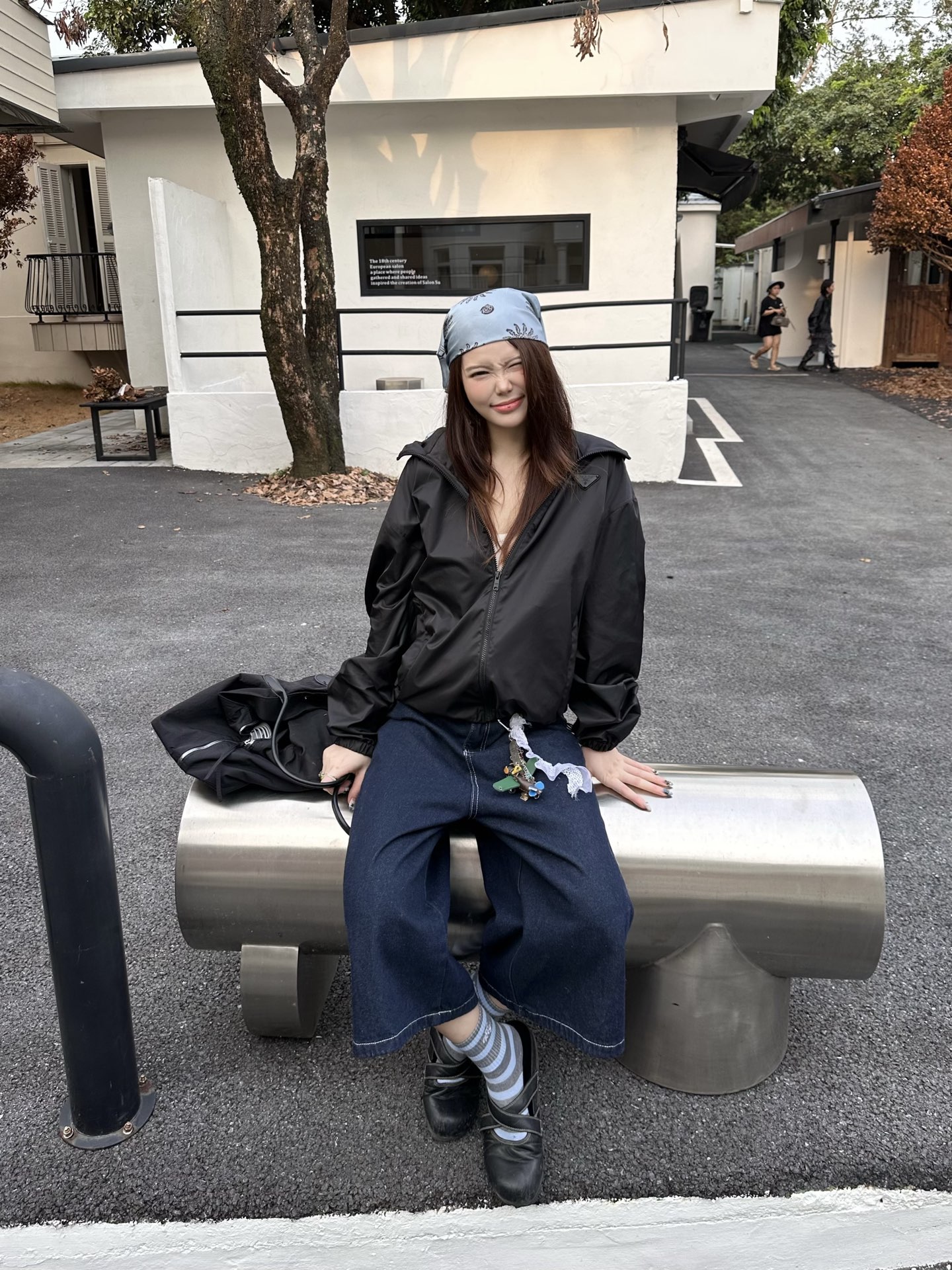 Prada 三角标连帽外套 定制御朔重织再生锦纶 轻量强韧 御风爽滑 曜夜墨黑晕染哑光绢感肌理 流淌意式世家机能的内敛矜 Prada 三角标连帽外套 定制御朔重织再生锦纶 轻量强韧 御风爽滑 曜夜墨黑晕染哑光绢感肌理 流淌意式世家机能的内敛矜