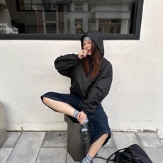 Prada 三角标连帽外套 定制御朔重织再生锦纶 轻量强韧 御风爽滑 曜夜墨黑晕染哑光绢感肌理 流淌意式世家机能的内敛矜 Prada 三角标连帽外套 定制御朔重织再生锦纶 轻量强韧 御风爽滑 曜夜墨黑晕染哑光绢感肌理 流淌意式世家机能的内敛矜