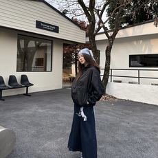 Prada 三角标连帽外套 定制御朔重织再生锦纶 轻量强韧 御风爽滑 曜夜墨黑晕染哑光绢感肌理 流淌意式世家机能的内敛矜 Prada 三角标连帽外套 定制御朔重织再生锦纶 轻量强韧 御风爽滑 曜夜墨黑晕染哑光绢感肌理 流淌意式世家机能的内敛矜