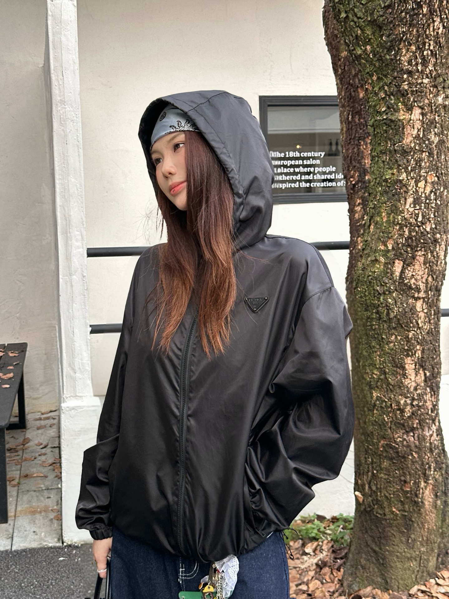 Prada 三角标连帽外套 定制御朔重织再生锦纶 轻量强韧 御风爽滑 曜夜墨黑晕染哑光绢感肌理 流淌意式世家机能的内敛矜 Prada 三角标连帽外套 定制御朔重织再生锦纶 轻量强韧 御风爽滑 曜夜墨黑晕染哑光绢感肌理 流淌意式世家机能的内敛矜