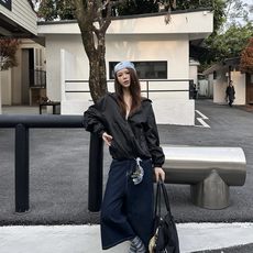 Prada 三角标连帽外套 定制御朔重织再生锦纶 轻量强韧 御风爽滑 曜夜墨黑晕染哑光绢感肌理 流淌意式世家机能的内敛矜 Prada 三角标连帽外套 定制御朔重织再生锦纶 轻量强韧 御风爽滑 曜夜墨黑晕染哑光绢感肌理 流淌意式世家机能的内敛矜