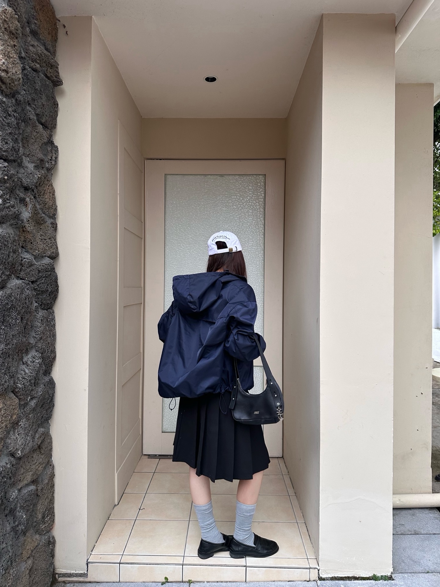 Prada 三角标连帽外套 定制御朔重织再生锦纶 轻量强韧 御风爽滑 曜夜墨黑晕染哑光绢感肌理 流淌意式世家机能的内敛矜