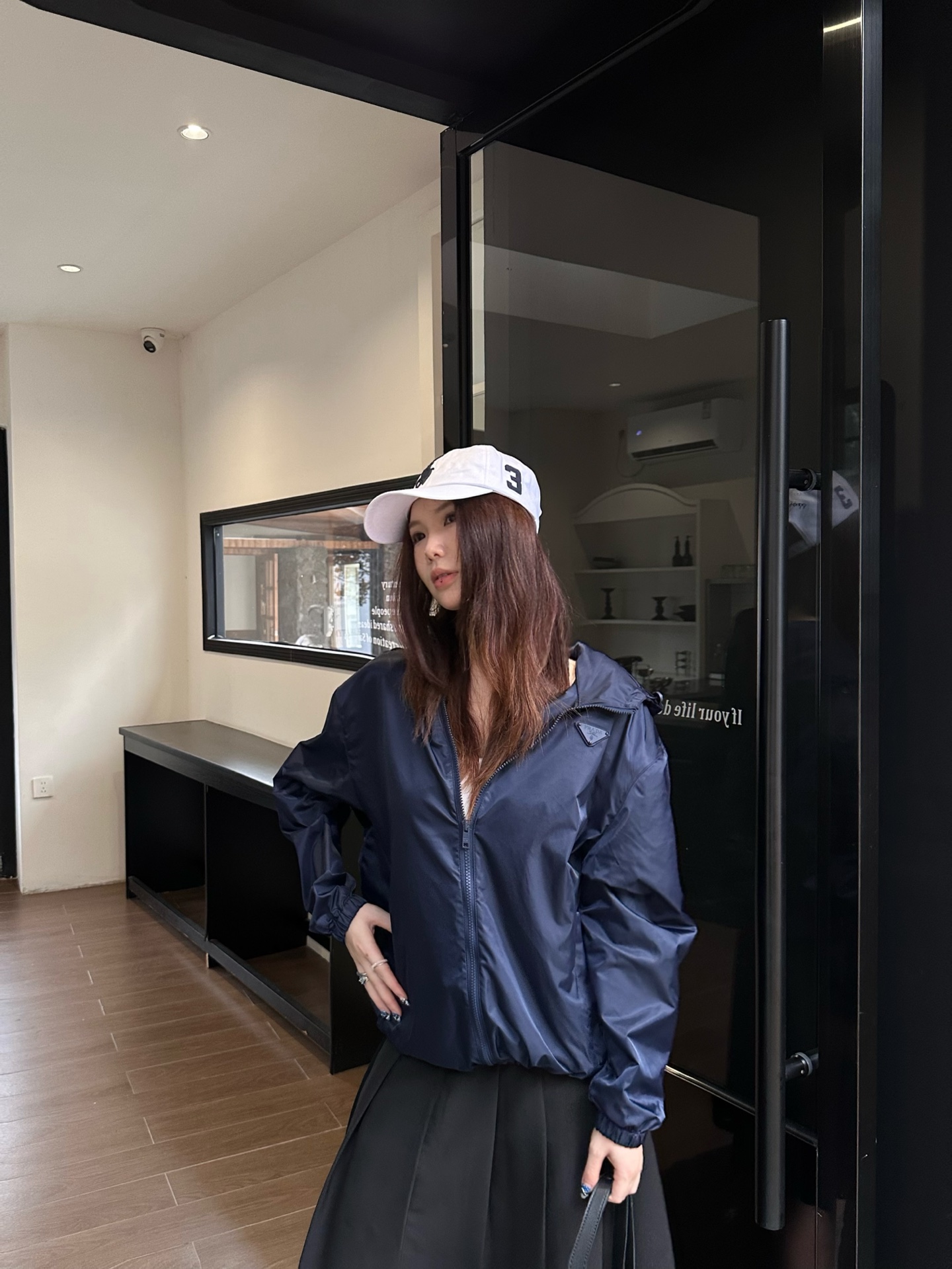 Prada 三角标连帽外套 定制御朔重织再生锦纶 轻量强韧 御风爽滑 曜夜墨黑晕染哑光绢感肌理 流淌意式世家机能的内敛矜