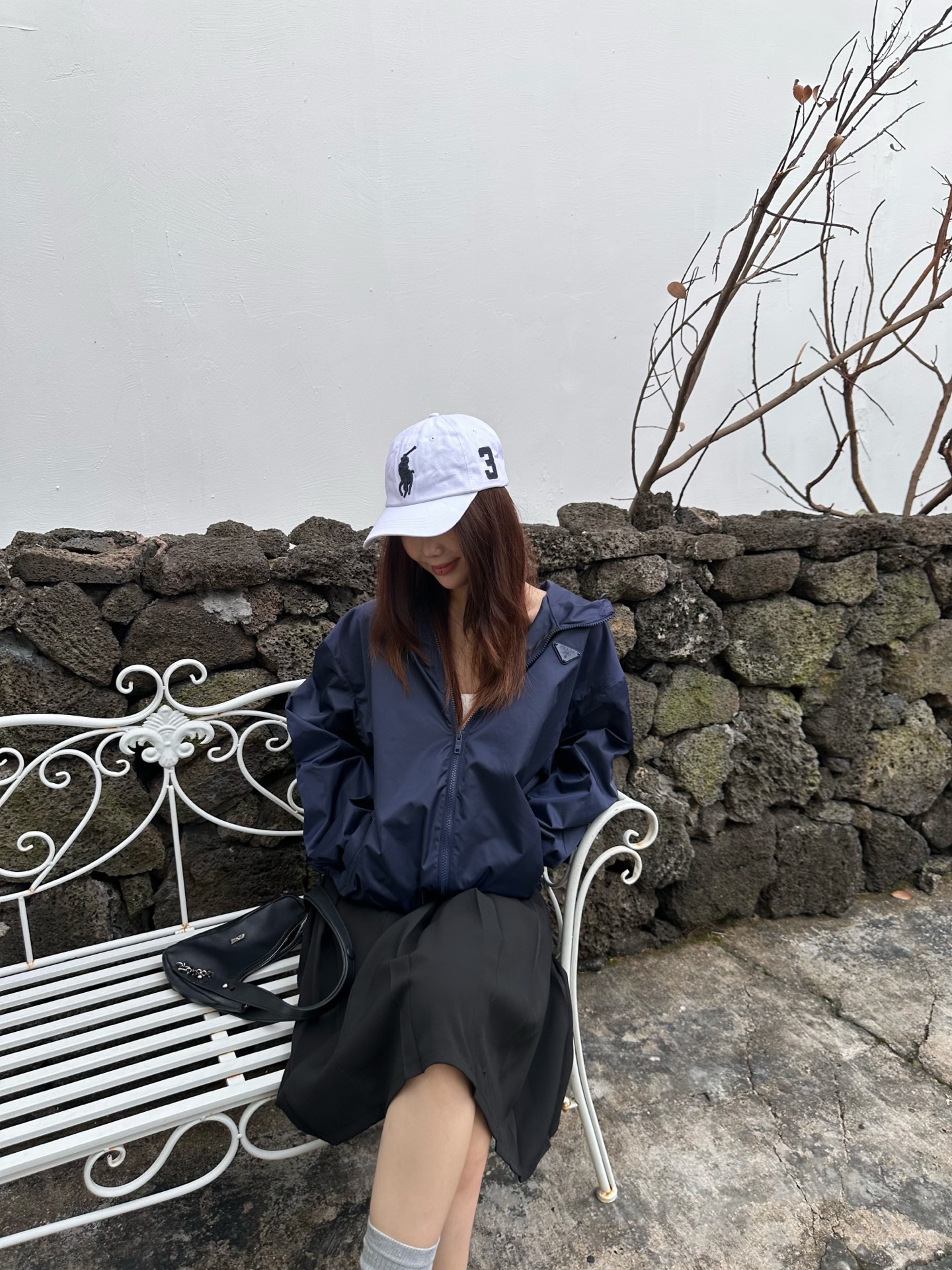 Prada 三角标连帽外套 定制御朔重织再生锦纶 轻量强韧 御风爽滑 曜夜墨黑晕染哑光绢感肌理 流淌意式世家机能的内敛矜