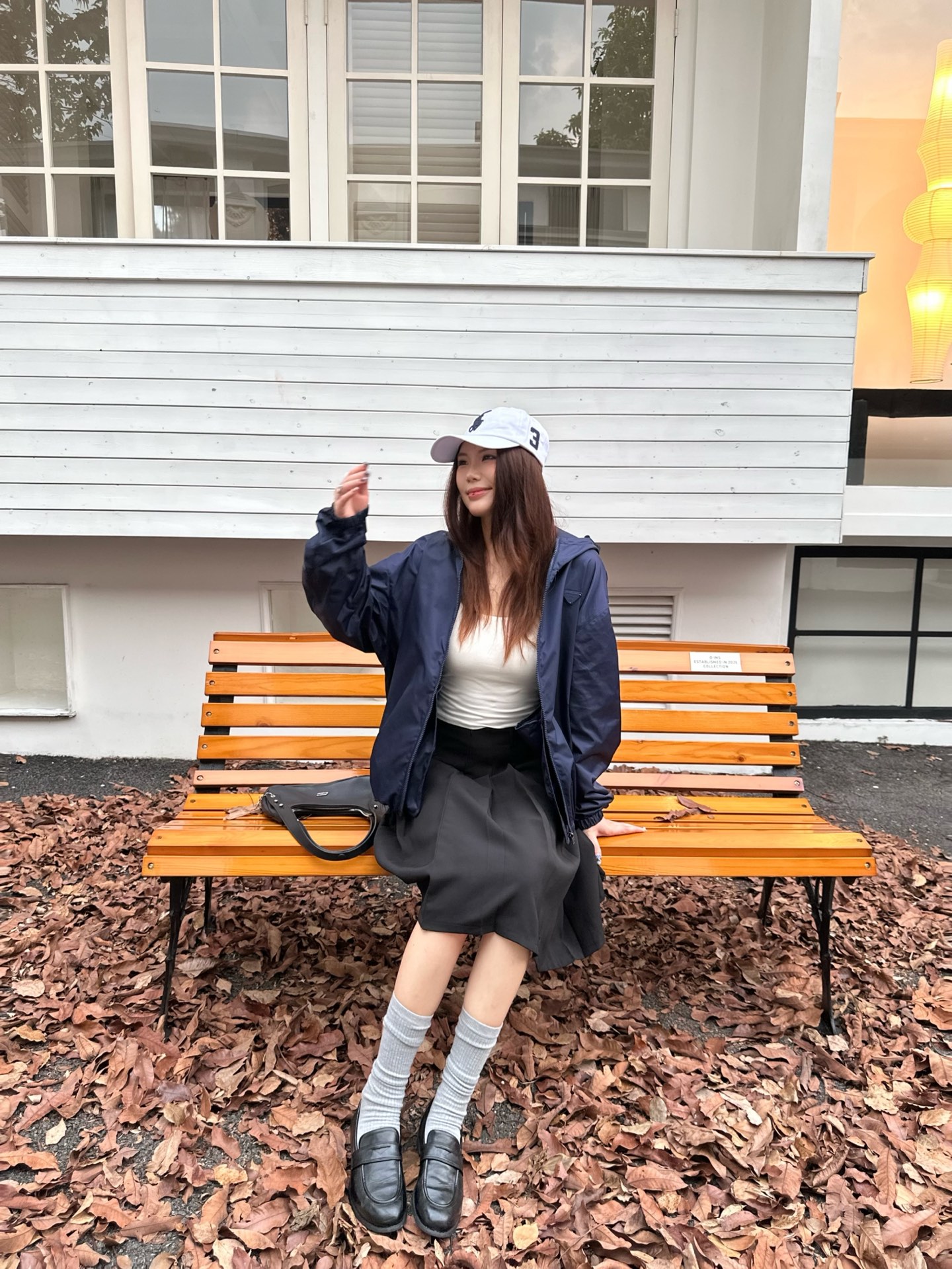 Prada 三角标连帽外套 定制御朔重织再生锦纶 轻量强韧 御风爽滑 曜夜墨黑晕染哑光绢感肌理 流淌意式世家机能的内敛矜
