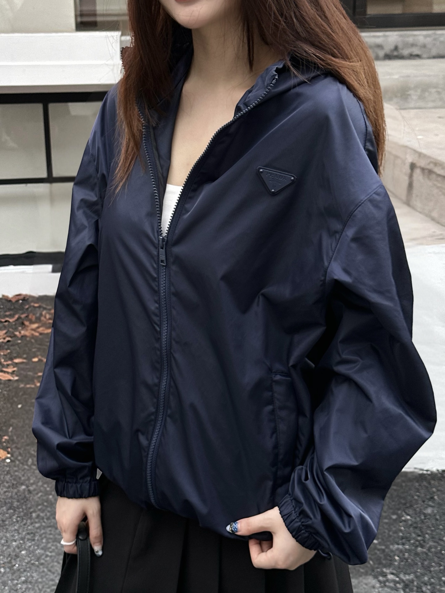 Prada 三角标连帽外套 定制御朔重织再生锦纶 轻量强韧 御风爽滑 曜夜墨黑晕染哑光绢感肌理 流淌意式世家机能的内敛矜
