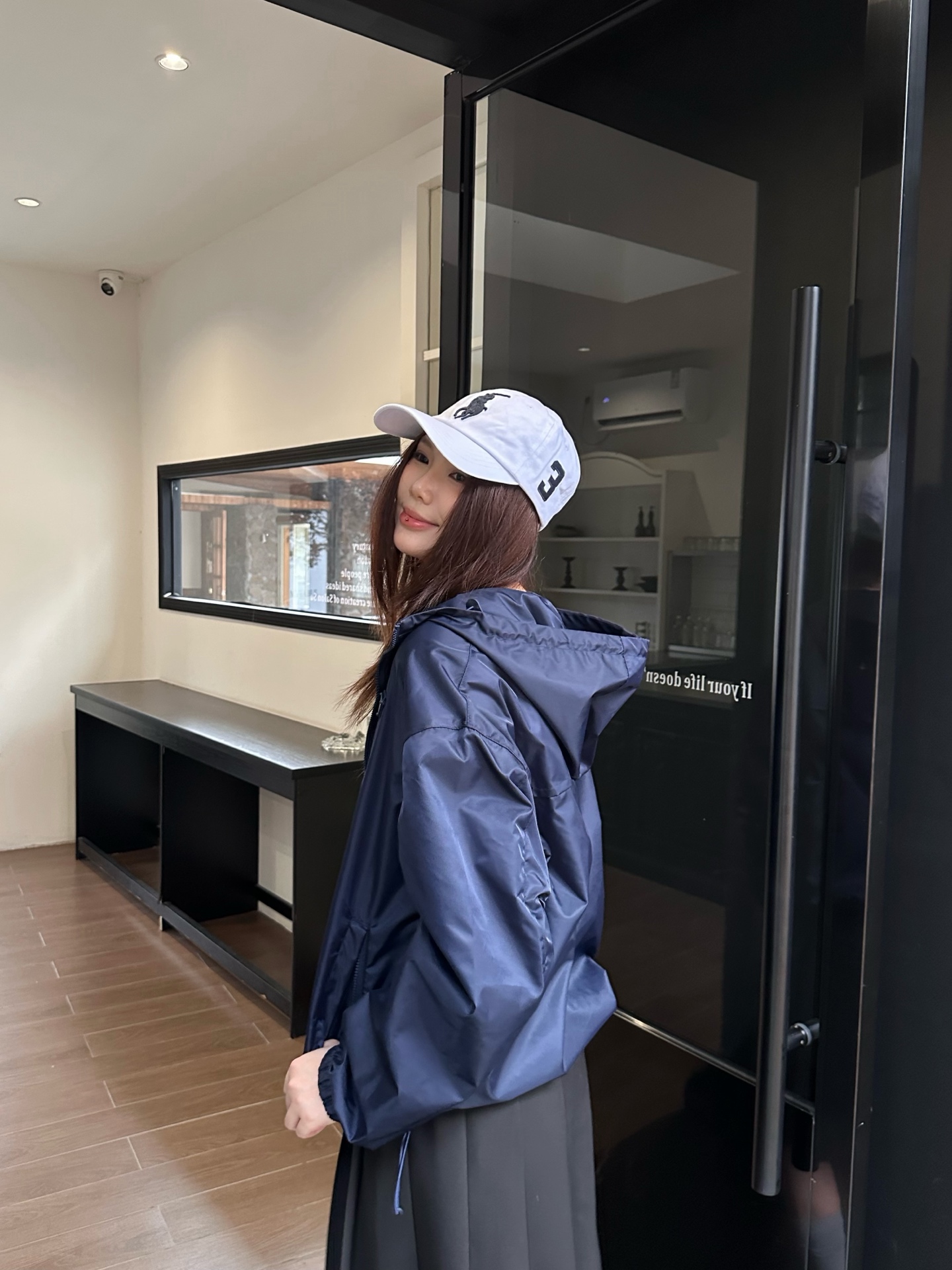 Prada 三角标连帽外套 定制御朔重织再生锦纶 轻量强韧 御风爽滑 曜夜墨黑晕染哑光绢感肌理 流淌意式世家机能的内敛矜