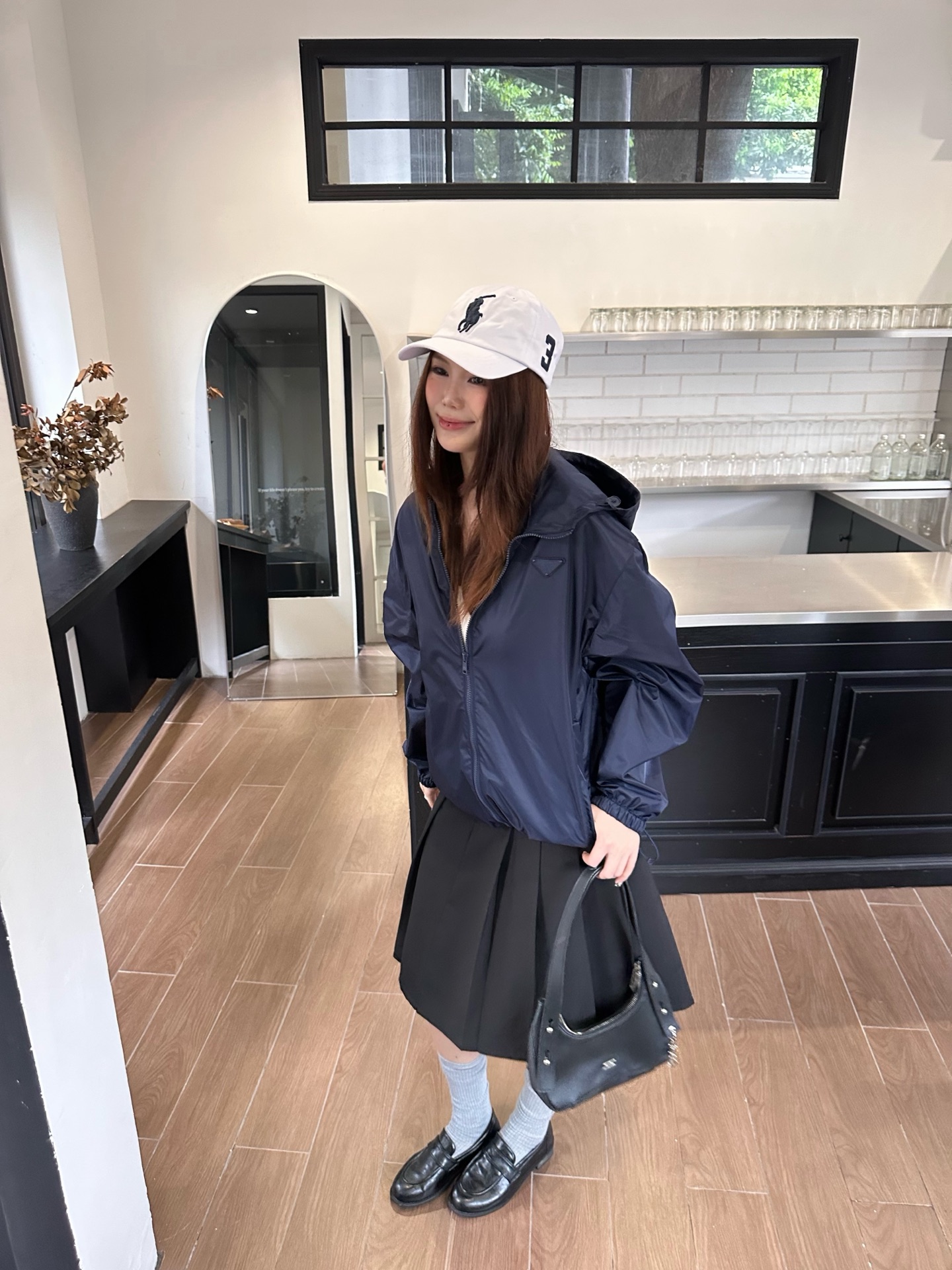Prada 三角标连帽外套 定制御朔重织再生锦纶 轻量强韧 御风爽滑 曜夜墨黑晕染哑光绢感肌理 流淌意式世家机能的内敛矜