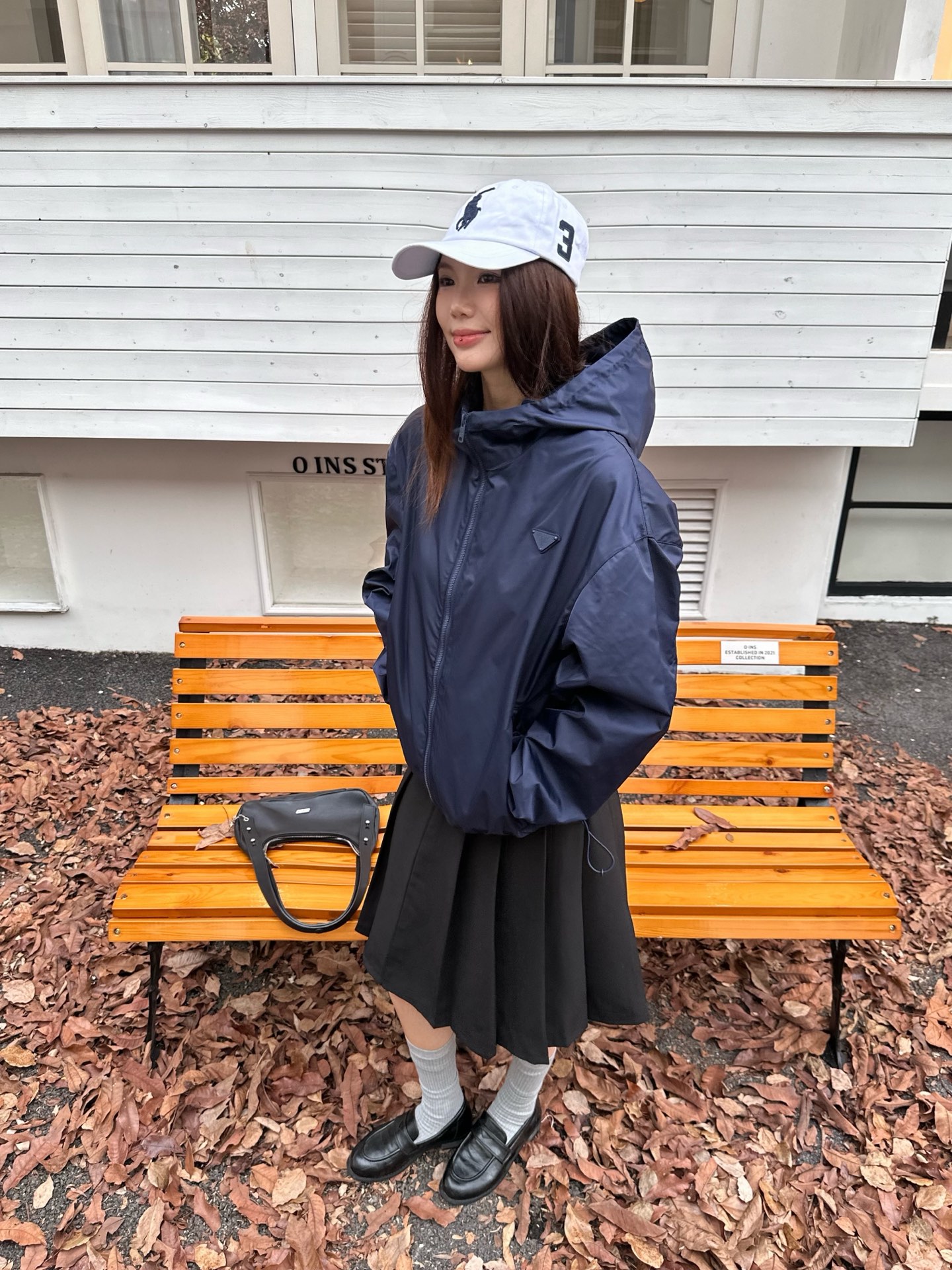 Prada 三角标连帽外套 定制御朔重织再生锦纶 轻量强韧 御风爽滑 曜夜墨黑晕染哑光绢感肌理 流淌意式世家机能的内敛矜