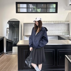 Prada 三角标连帽外套 定制御朔重织再生锦纶 轻量强韧 御风爽滑 曜夜墨黑晕染哑光绢感肌理 流淌意式世家机能的内敛矜 Prada 三角标连帽外套 定制御朔重织再生锦纶 轻量强韧 御风爽滑 曜夜墨黑晕染哑光绢感肌理 流淌意式世家机能的内敛矜