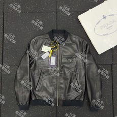 Prada 双面穿皮革平纹夹克 定制荔格云柔小羊皮革 以及韵孔丝滑平纹绸 纹理自然 光泽自然 舒适贴肤 双面魅力 一衣多 Prada 双面穿皮革平纹夹克 定制荔格云柔小羊皮革 以及韵孔丝滑平纹绸 纹理自然 光泽自然 舒适贴肤 双面魅力 一衣多