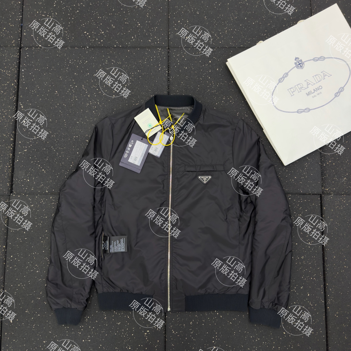 Prada 双面穿皮革平纹夹克 定制荔格云柔小羊皮革 以及韵孔丝滑平纹绸 纹理自然 光泽自然 舒适贴肤 双面魅力 一衣多 Prada 双面穿皮革平纹夹克 定制荔格云柔小羊皮革 以及韵孔丝滑平纹绸 纹理自然 光泽自然 舒适贴肤 双面魅力 一衣多