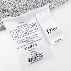Dior 藤格纹毛衣外套 定织缂岚藤序花织混纺锦 蓬松柔润 软糯丰盈 琉灰雾银糅合霜白浸染衣身 双色大藤格提花遍布衣身 Dior 藤格纹毛衣外套 定织缂岚藤序花织混纺锦 蓬松柔润 软糯丰盈 琉灰雾银糅合霜白浸染衣身 双色大藤格提花遍布衣身