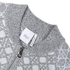 Dior 藤格纹毛衣外套 定织缂岚藤序花织混纺锦 蓬松柔润 软糯丰盈 琉灰雾银糅合霜白浸染衣身 双色大藤格提花遍布衣身 Dior 藤格纹毛衣外套 定织缂岚藤序花织混纺锦 蓬松柔润 软糯丰盈 琉灰雾银糅合霜白浸染衣身 双色大藤格提花遍布衣身