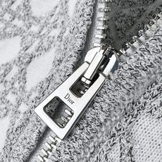 Dior 藤格纹毛衣外套 定织缂岚藤序花织混纺锦 蓬松柔润 软糯丰盈 琉灰雾银糅合霜白浸染衣身 双色大藤格提花遍布衣身 Dior 藤格纹毛衣外套 定织缂岚藤序花织混纺锦 蓬松柔润 软糯丰盈 琉灰雾银糅合霜白浸染衣身 双色大藤格提花遍布衣身