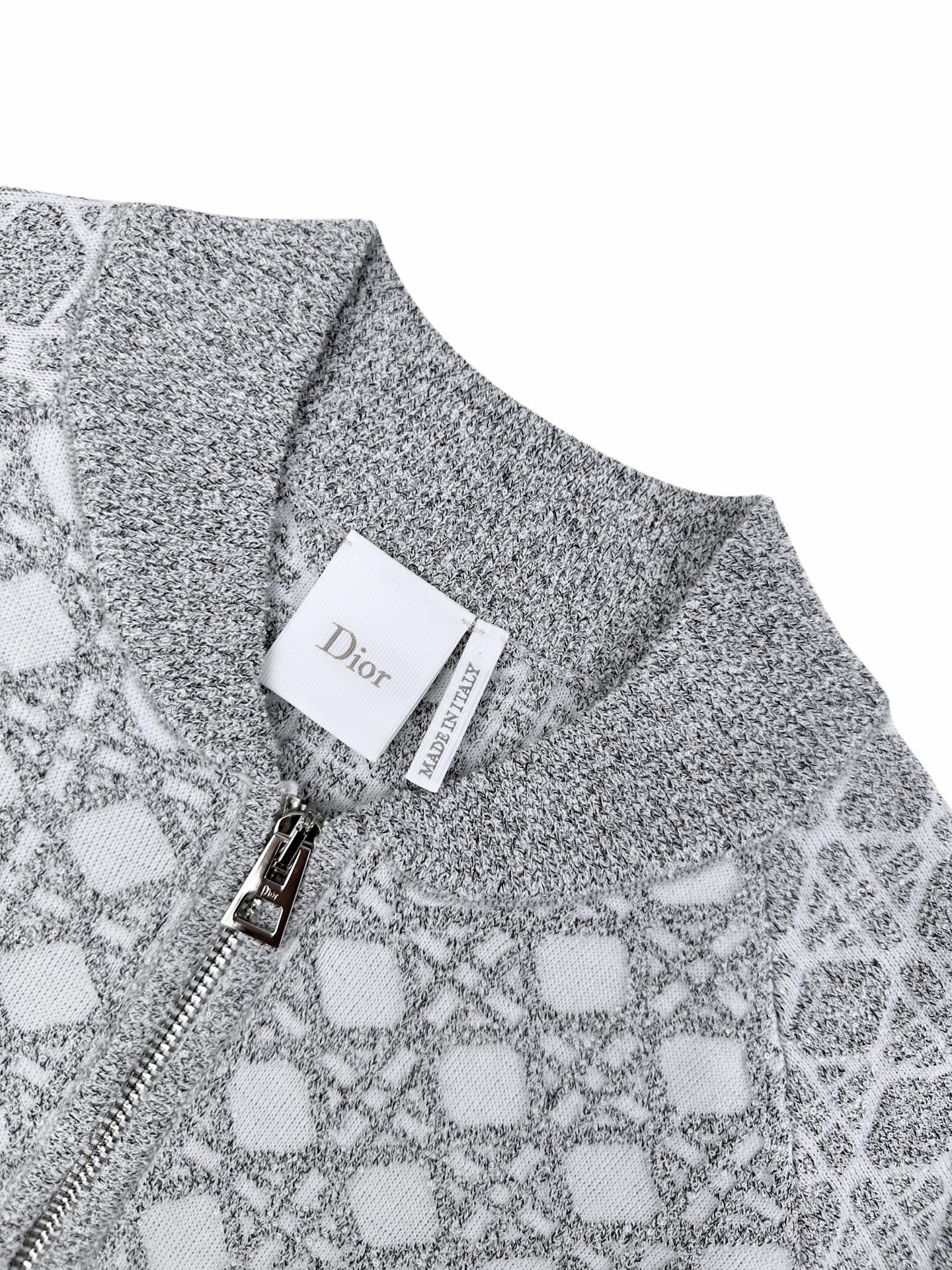 Dior 藤格纹毛衣外套 定织缂岚藤序花织混纺锦,蓬松柔润,软糯丰盈。琉灰雾银糅合霜白奠定衣身基调,大面积藤格提花编织视 Dior 藤格纹毛衣外套 定织缂岚藤序花织混纺锦,蓬松柔润,软糯丰盈。琉灰雾银糅合霜白奠定衣身基调,大面积藤格提花编织视