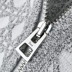 Dior 藤格纹毛衣外套 定织缂岚藤序花织混纺锦,蓬松柔润,软糯丰盈。琉灰雾银糅合霜白奠定衣身基调,大面积藤格提花编织视 Dior 藤格纹毛衣外套 定织缂岚藤序花织混纺锦,蓬松柔润,软糯丰盈。琉灰雾银糅合霜白奠定衣身基调,大面积藤格提花编织视