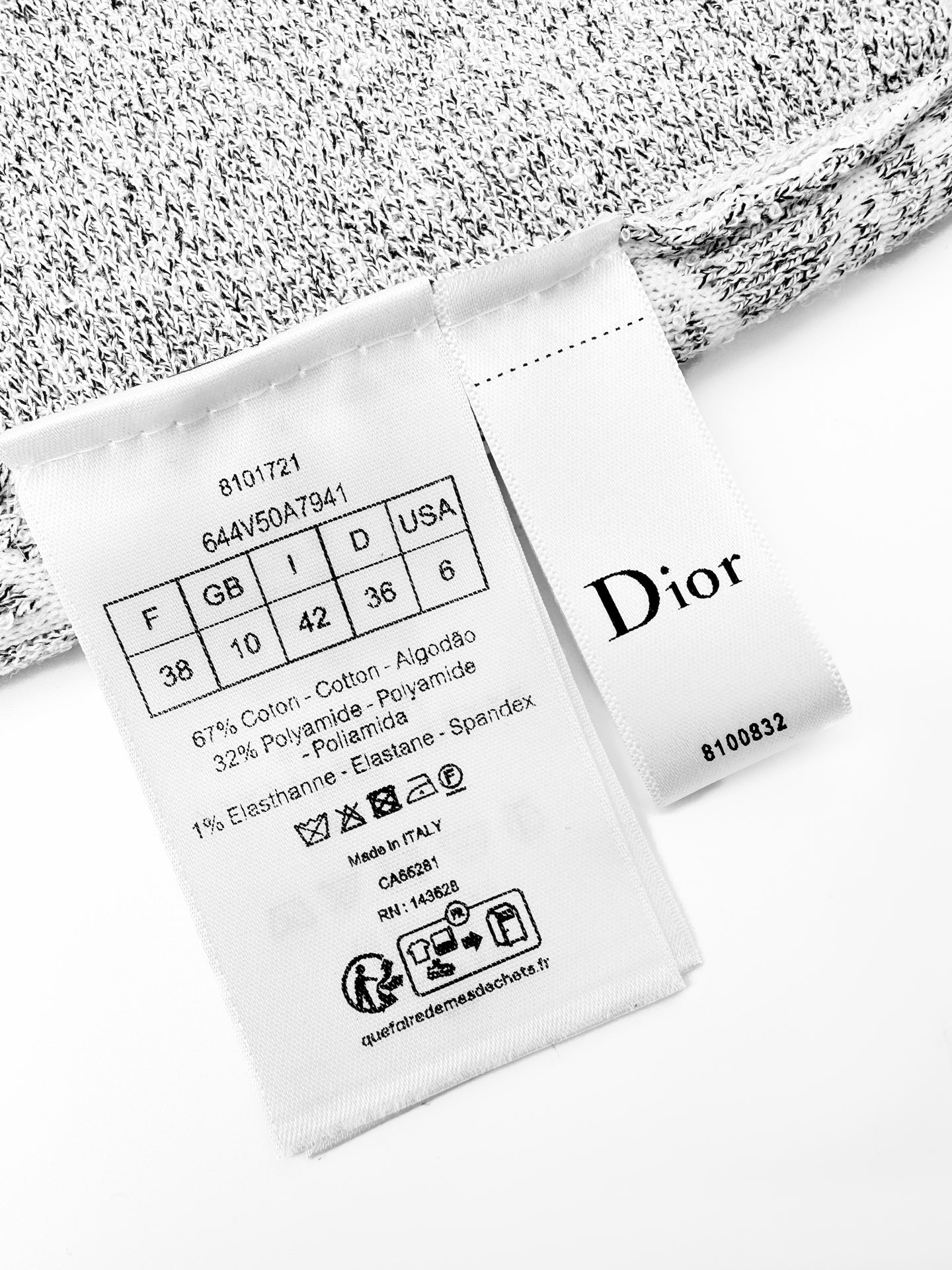 Dior 藤格纹毛衣外套 定织缂岚藤序花织混纺锦,蓬松柔润,软糯丰盈。琉灰雾银糅合霜白奠定衣身基调,大面积藤格提花编织视 Dior 藤格纹毛衣外套 定织缂岚藤序花织混纺锦,蓬松柔润,软糯丰盈。琉灰雾银糅合霜白奠定衣身基调,大面积藤格提花编织视