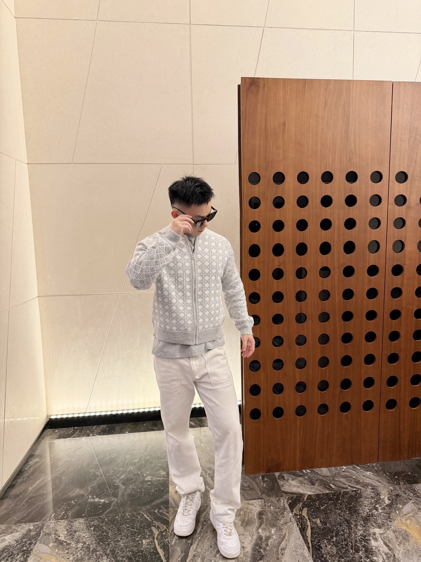 Dior 藤格纹毛衣外套 定织缂岚藤序花织混纺锦 蓬松柔润 软糯丰盈 琉灰雾银糅合霜白浸染衣身 双色大藤格提花遍布衣身 
