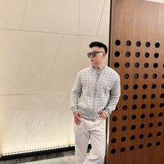 Dior 藤格纹毛衣外套 定织缂岚藤序花织混纺锦 蓬松柔润 软糯丰盈 琉灰雾银糅合霜白浸染衣身 双色大藤格提花遍布衣身 Dior 藤格纹毛衣外套 定织缂岚藤序花织混纺锦 蓬松柔润 软糯丰盈 琉灰雾银糅合霜白浸染衣身 双色大藤格提花遍布衣身