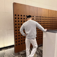 Dior 藤格纹毛衣外套 定织缂岚藤序花织混纺锦 蓬松柔润 软糯丰盈 琉灰雾银糅合霜白浸染衣身 双色大藤格提花遍布衣身 Dior 藤格纹毛衣外套 定织缂岚藤序花织混纺锦 蓬松柔润 软糯丰盈 琉灰雾银糅合霜白浸染衣身 双色大藤格提花遍布衣身
